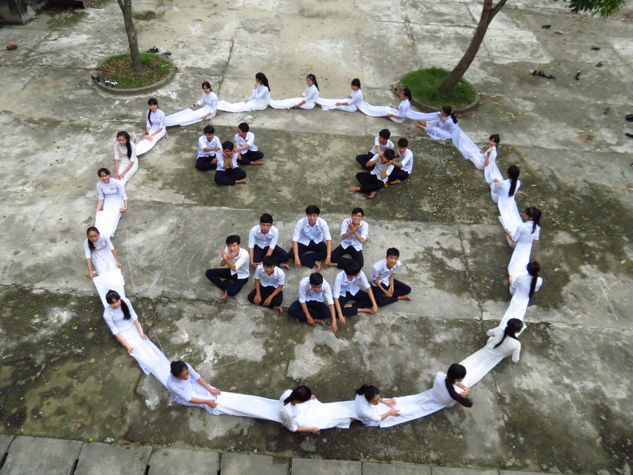 Khoảnh khắc 05 — sân trường